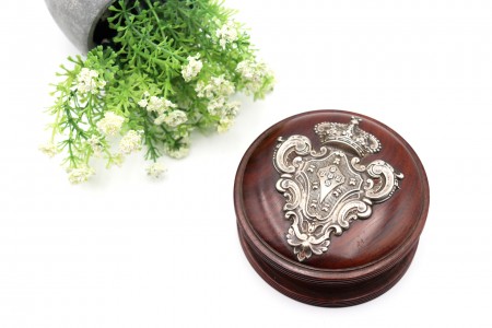 Caixa guarda jóias em de pau santo com brasão português em prata na tampa